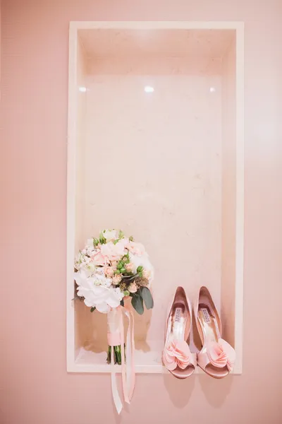 Buquê de casamento rosa e branco e sapatos de casamento Imagens De Bancos De Imagens