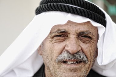 geleneksel kıyafetleri ile olgun Arap adam