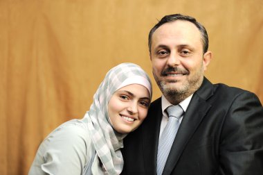 babasıyla birlikte Arap kadın