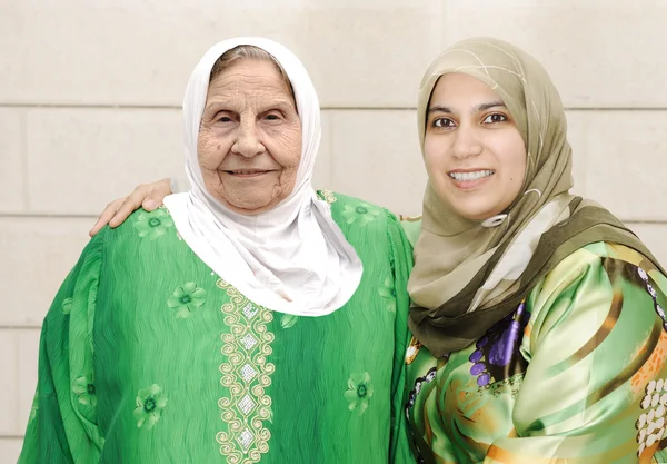 그녀의 딸과 함께 수석 아랍 어머니 — 스톡 사진