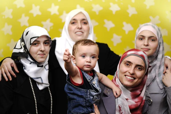 Arabisch-muslimische Frauen mit Jungen — Stockfoto