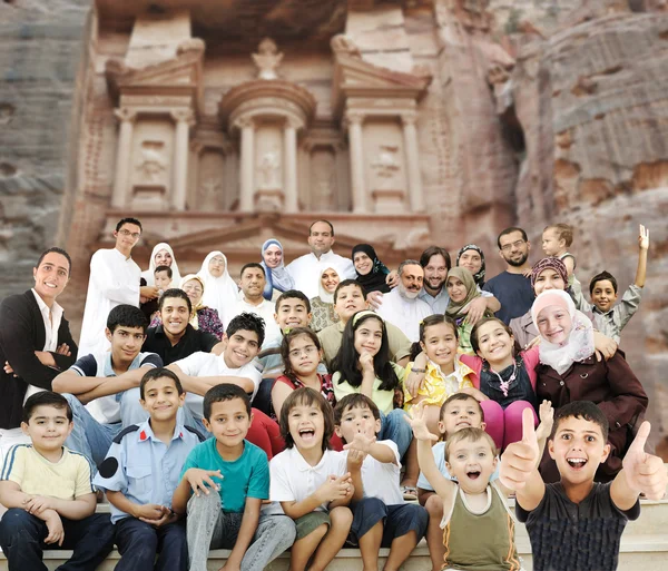 Retrato árabe musulmán de un grupo familiar muy grande con muchos miembros — Foto de Stock