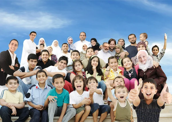 Portrait musulman arabe de très grand groupe familial avec de nombreux membres — Photo