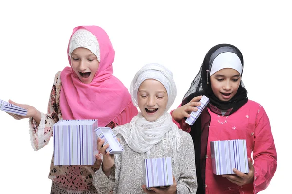 Niñas musulmanas con regalo — Foto de Stock