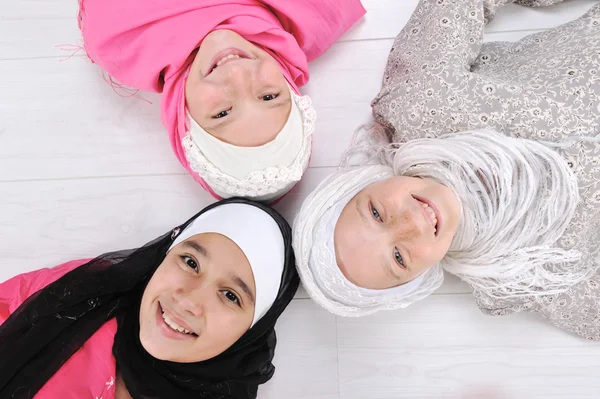 Группа счастливых маленьких мусульманских девочек — стоковое фото