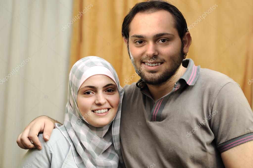 Couple arabe à la maison Couple arabe à la maison