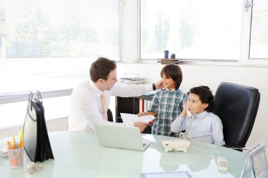 Arap Müslüman Peder oğullarını Office öğretim