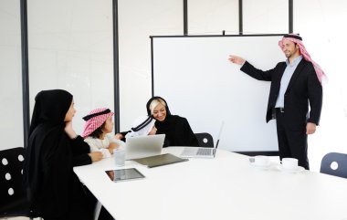 Arap Müslüman iş ofis çocuklu