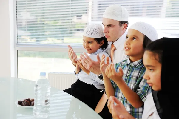 Islamitische vader bidden met kinderen voor ramadan — Stockfoto