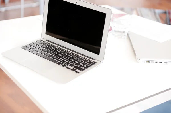 Laptop sulla scrivania in ufficio — Foto Stock