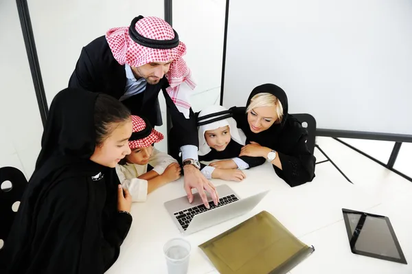 Arabiska muslimska affärer med barn på kontoret — Stockfoto