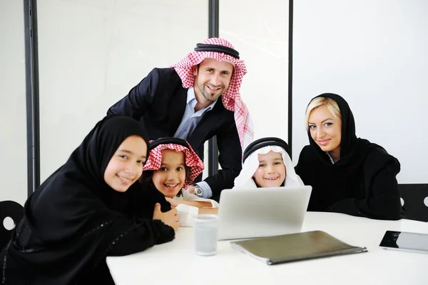 Arabische islamitische zaken met kinderen op kantoor — Stockfoto