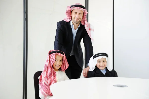 Αραβικό μουσουλμανικό επιχείρηση με τα παιδιά στο γραφείο — Φωτογραφία Αρχείου