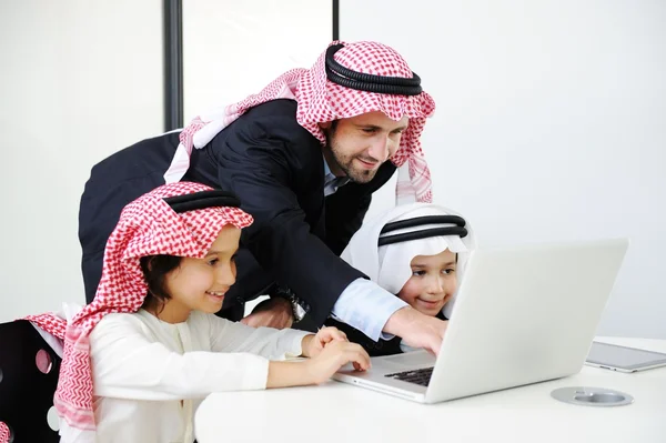 Arabische islamitische zaken met kinderen op kantoor — Stockfoto