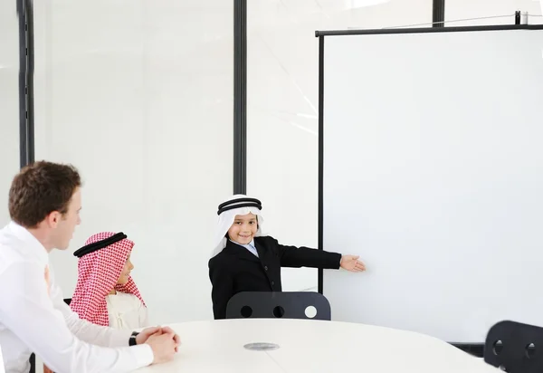 Arabski chłopczyk o prezentacji firmy — Zdjęcie stockowe