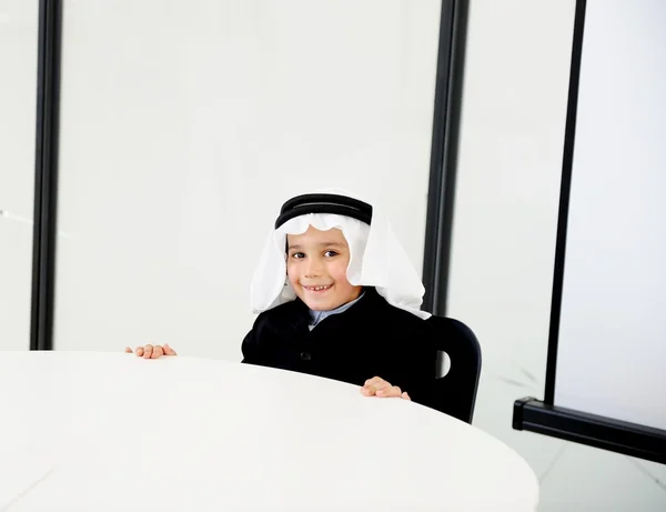 Arabisch-muslimisches Business-Kind im Büro — Stockfoto