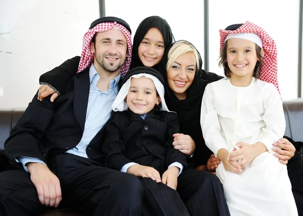 Affaires arabes avec enfants au bureau — Photo