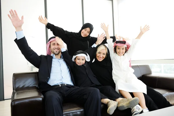 Arabisch-muslimische Geschäfte mit Kindern im Büro — Stockfoto