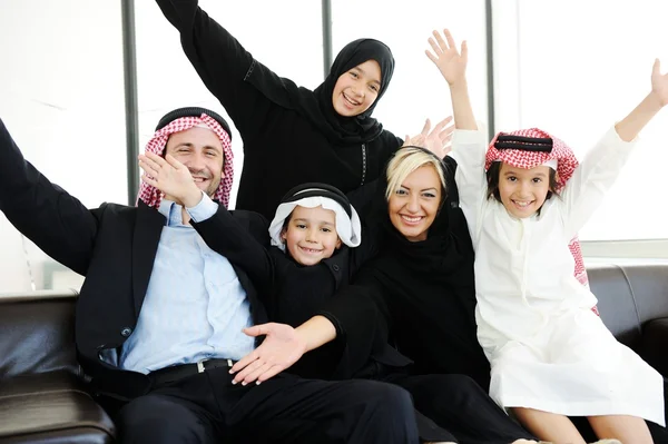 Arabische islamitische zaken met kinderen op kantoor — Stockfoto