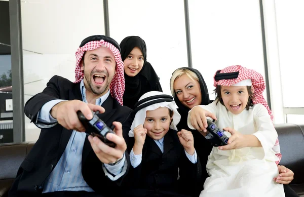 Arabischer Muslim mit Kindern zu Hause — Stockfoto