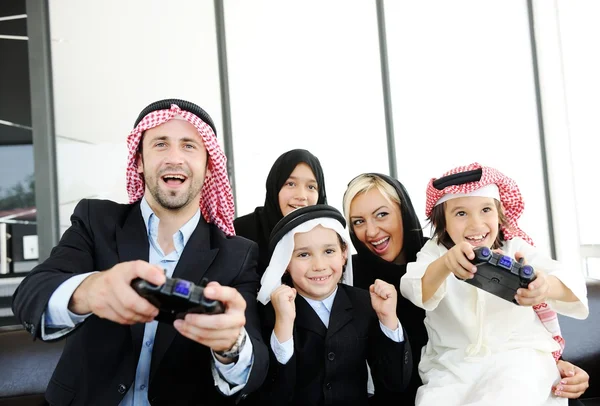 Arabischer Muslim mit Kindern zu Hause — Stockfoto