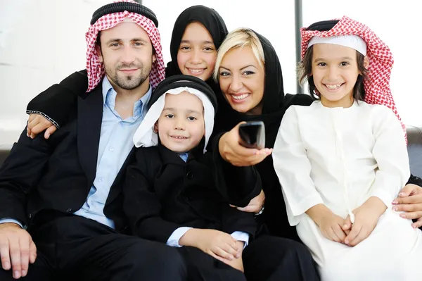 Negócios árabes muçulmanos com crianças no escritório — Fotografia de Stock