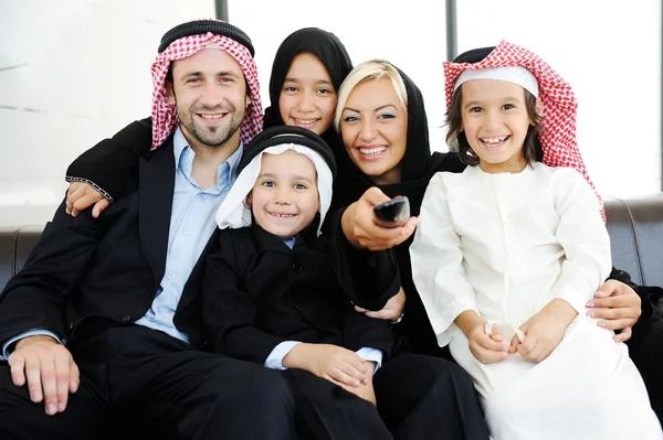 Arabische islamitische zaken met kinderen op kantoor — Stockfoto