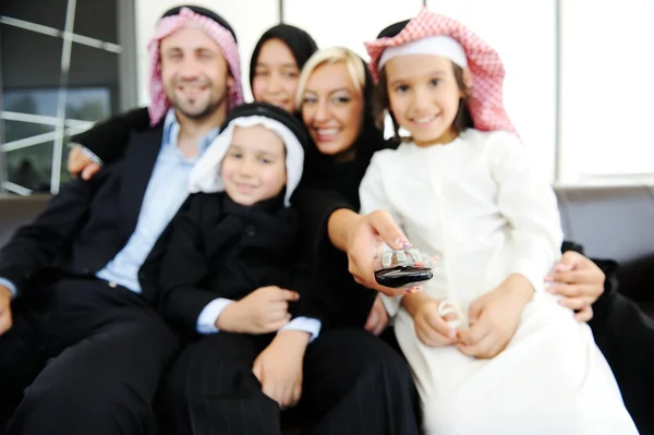 Arabisch-muslimische Geschäfte mit Kindern im Büro — Stockfoto