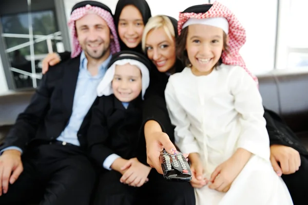 Arab muszlim üzleti iroda gyerekekkel — Stock Fotó