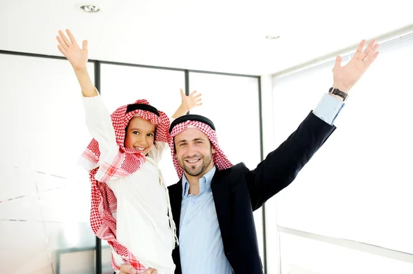 Arabisch-muslimischer Geschäftsmann mit seinem Sohn im Büro — Stockfoto