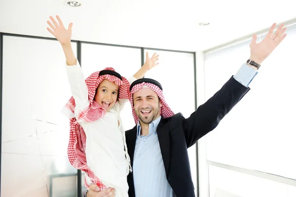 Arabisch-muslimischer Geschäftsmann mit seinem Sohn im Büro — Stockfoto