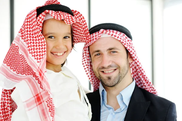 Arabische moslim zakenman met zijn zoon op kantoor — Stockfoto