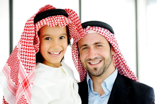 Árabe homem de negócios muçulmano com seu filho no escritório — Fotografia de Stock