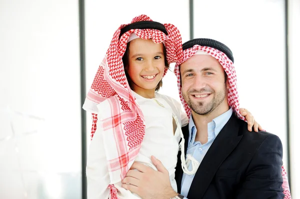 Arabisch-muslimischer Geschäftsmann mit seinem Sohn im Büro — Stockfoto