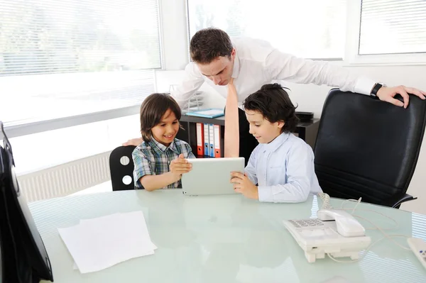 Arabiska muslimska far undervisning hans söner i office — Stockfoto