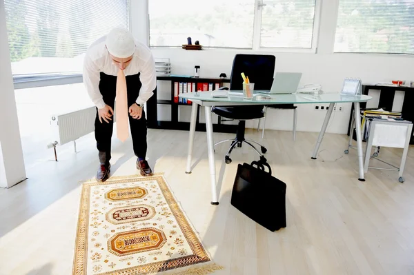 Muslimischer Geschäftsmann betet im Büro — Stockfoto