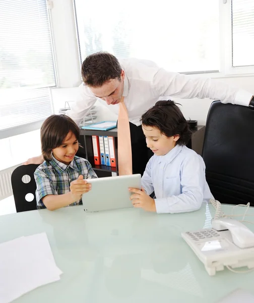 Arabic Muslim father teaching his sons in office — Stock Photo, Image