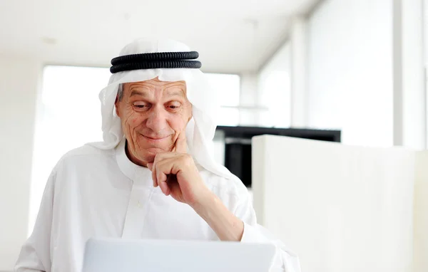 Aktiv arabisk man poserar i verkliga livet — Stockfoto