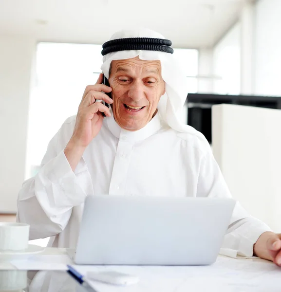 Aktiver arabischer Mann posiert im echten Leben — Stockfoto