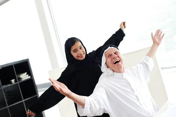 Actieve Arabische mensen poseren in het echte leven — Stockfoto