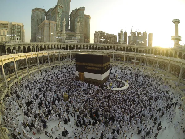 Muslimové se modlí v Kaabě v Mekce — Stock fotografie