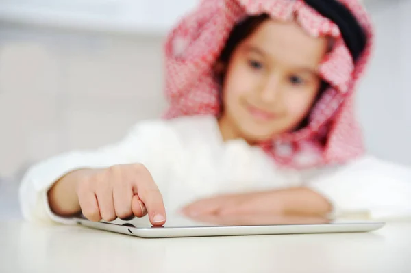 Criança Árabe Workin Computador Tablet — Fotografia de Stock