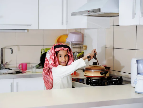 Menino Está Cozinhando Fotos Alta Qualidade — Fotografia de Stock