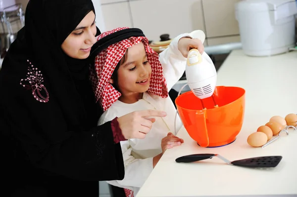 Μητέρα Μουσουλμάνος Και Μικρός Γιος Στην Κουζίνα — Φωτογραφία Αρχείου