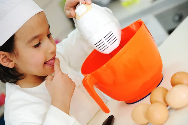 Niño Pequeño Está Cocinando Fotos Alta Calidad — Foto de Stock