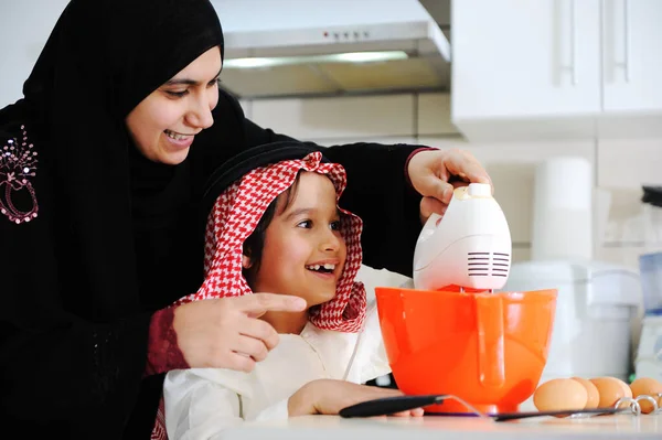 Muslimsk Mor Och Lilla Son Köket — Stockfoto