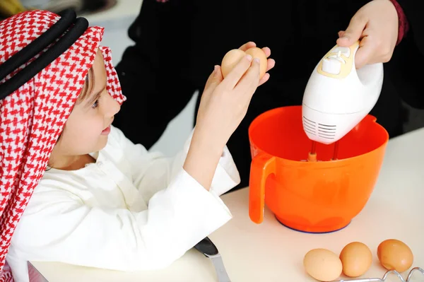 Madre Musulmana Piccolo Figlio Cucina — Foto Stock