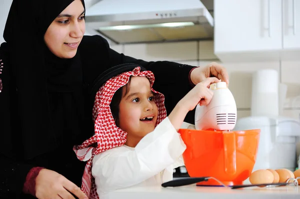 Muslim Mother Little Son Kitchen — Stock Photo, Image