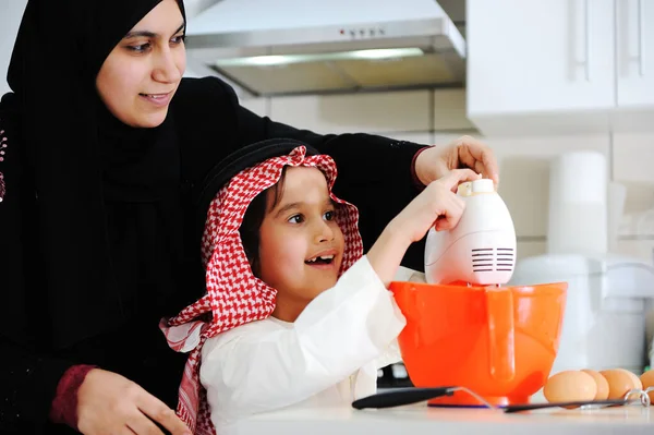 Muslimische Mutter Mit Kleinem Sohn Der Küche — Stockfoto