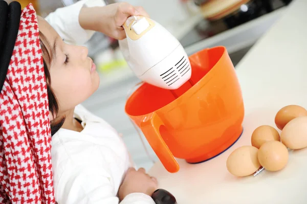 Menino Está Cozinhando Fotos Alta Qualidade — Fotografia de Stock